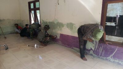 Satgas Kodim 0106/Aceh Tengah Bersama Warga Bersihkan dan Cat Musala Ar-Rahmah Pasca Bencana