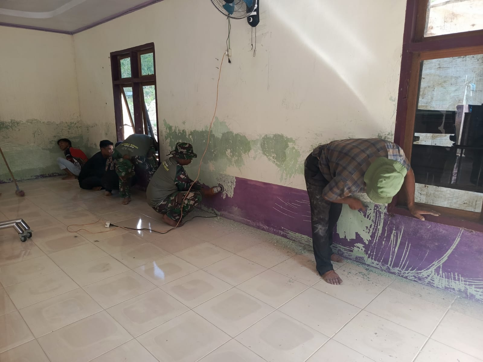 Satgas Kodim 0106/Aceh Tengah Bersama Warga Bersihkan dan Cat Musala Ar-Rahmah Pasca Bencana