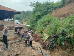 Polri di Aceh Tengah Gotong Royong Bersihkan Saluran Air Pascabencana di Kampung Atu Singkih Rusip Antara