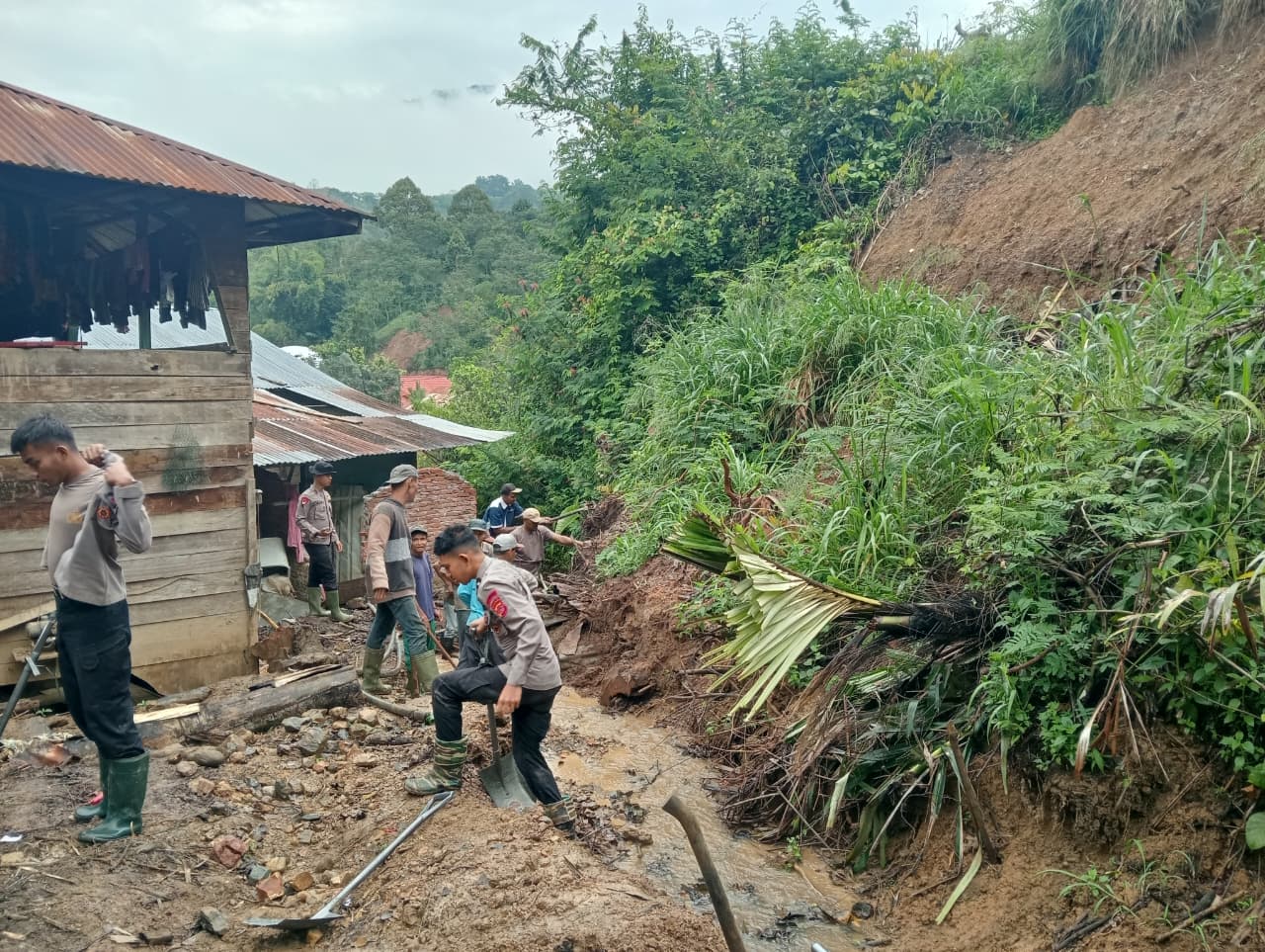 Polri di Aceh Tengah Gotong Royong Bersihkan Saluran Air Pascabencana di Kampung Atu Singkih Rusip Antara