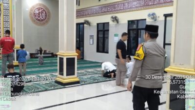 Anggota Polsek Gunungkencana Polres Lebak Rutin Giat Subling Di Mesjid Baitul mutaqin