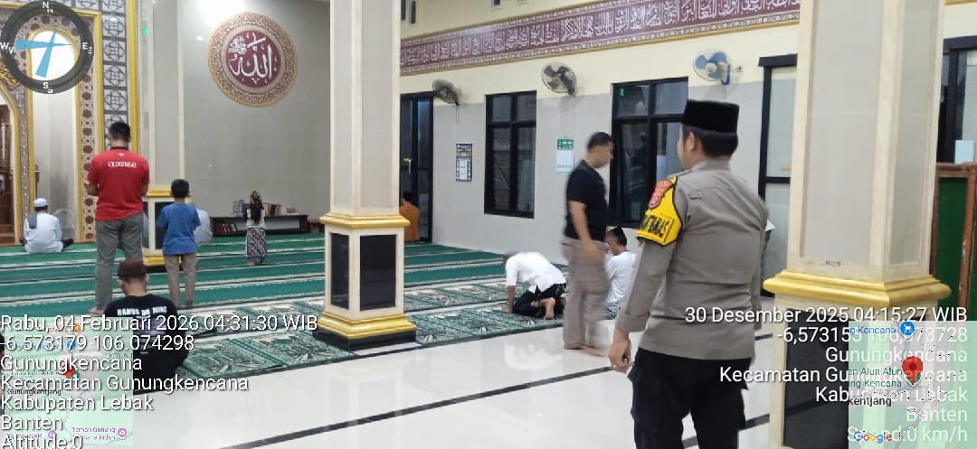 Anggota Polsek Gunungkencana Polres Lebak Rutin Giat Subling Di Mesjid Baitul mutaqin