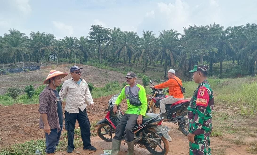 Babinsa Koramil 420-08/Tabir Pererat Silaturahmi Lewat Komsos di Desa Sungai Bulian