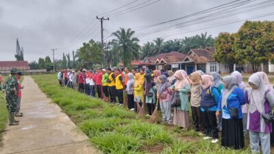 Tunjukan kebersamaan Babinsa Bantu Koordinasikan Kegiatan Kurve Bersama di Desa Muara Delang   