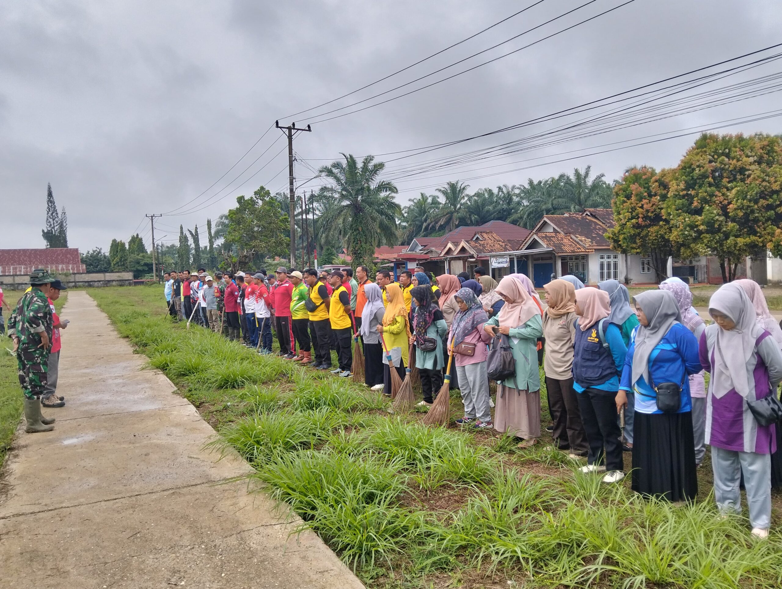 Tunjukan kebersamaan Babinsa Bantu Koordinasikan Kegiatan Kurve Bersama di Desa Muara Delang   
