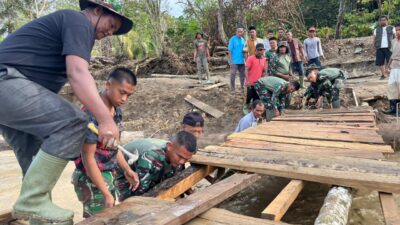Gerak Cepat TNI, Jembatan Apung Reje Payung Kembali Bisa Dilalui