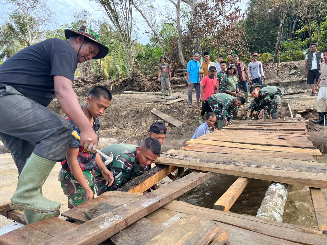 Gerak Cepat TNI, Jembatan Apung Reje Payung Kembali Bisa Dilalui