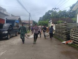 Respons Cepat Polsek Mandalawangi Tangani Ambruknya Jembatan Penghubung Warga