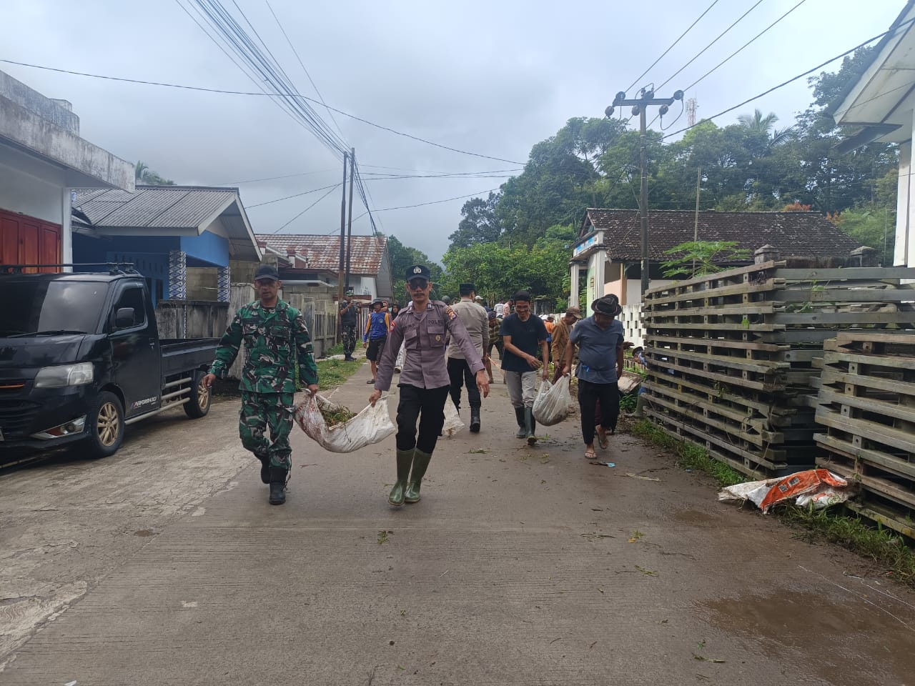 Respons Cepat Polsek Mandalawangi Tangani Ambruknya Jembatan Penghubung Warga