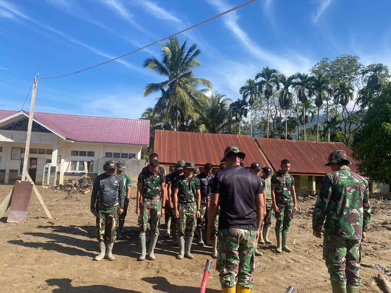 TNI Bersihkan SMPN 26 Takengon Pascabanjir Bandang di Aceh Tengah