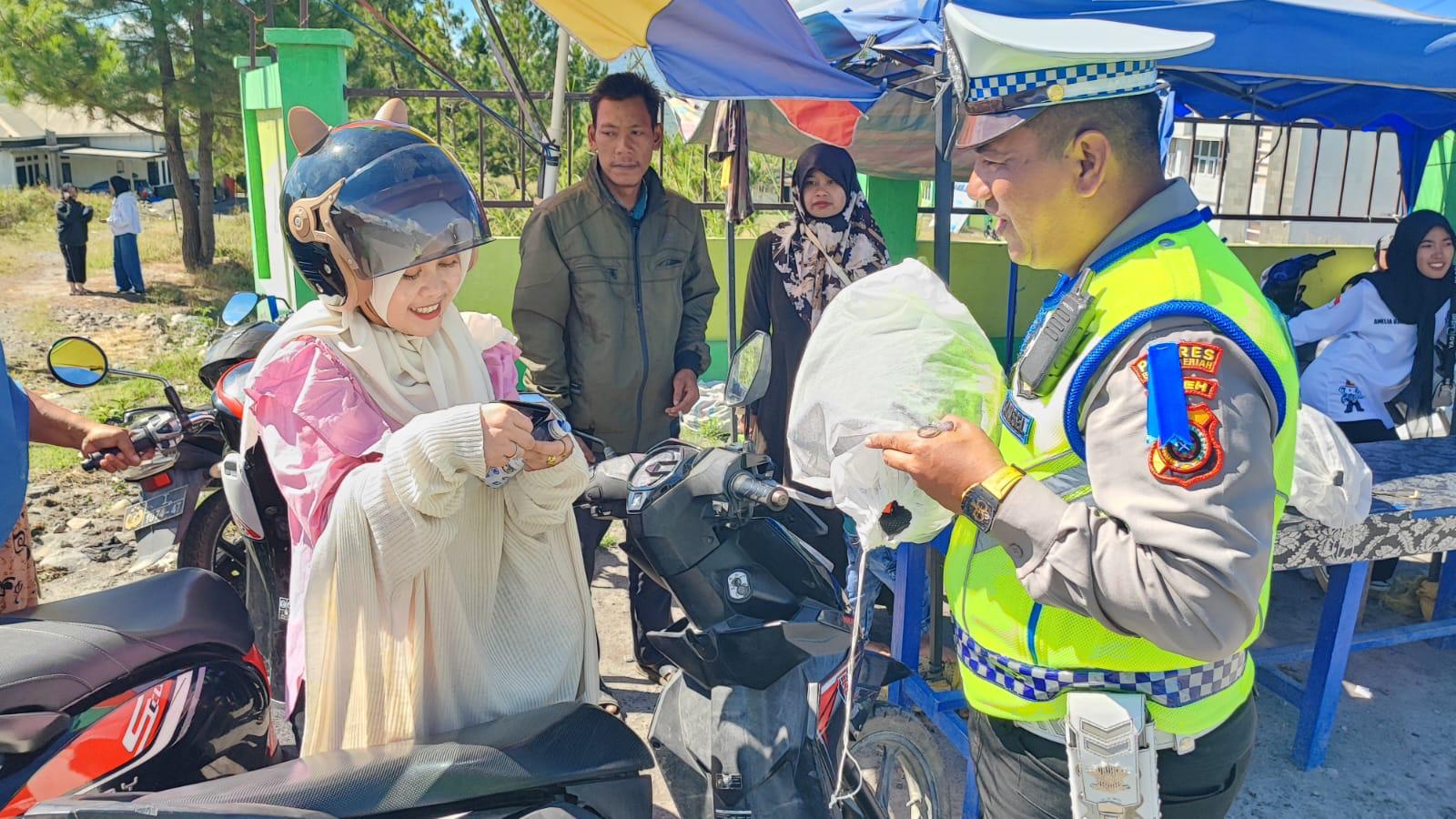 Satlantas Polres Bener Meriah Gelar Sosialisasi dan Bagi Helm Gratis dalam Operasi Keselamatan Seulawah 2026