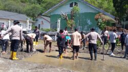 Polres Aceh Tengah dan Brimob Polda Aceh Pulihkan Fasilitas Umum, Pipa Air, dan Aliran Sungai di Dua Kecamatan