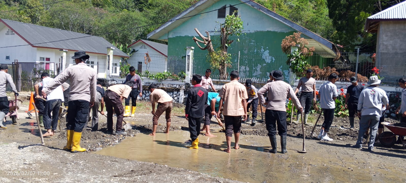 Polres Aceh Tengah dan Brimob Polda Aceh Pulihkan Fasilitas Umum, Pipa Air, dan Aliran Sungai di Dua Kecamatan