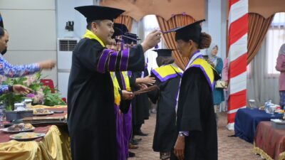 Mbah Wiji (97) Jadi Wisudawati Tertua, Bupati M. Syukur Mewisuda 147 Siswa Selantang 