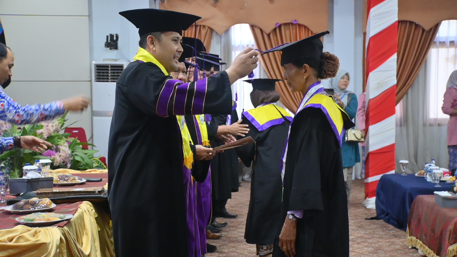 Mbah Wiji (97) Jadi Wisudawati Tertua, Bupati M. Syukur Mewisuda 147 Siswa Selantang 