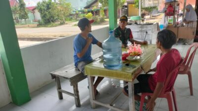 Babinsa Laksanakan Komsos Bersama Warga Masyarakat di Desa Binaan