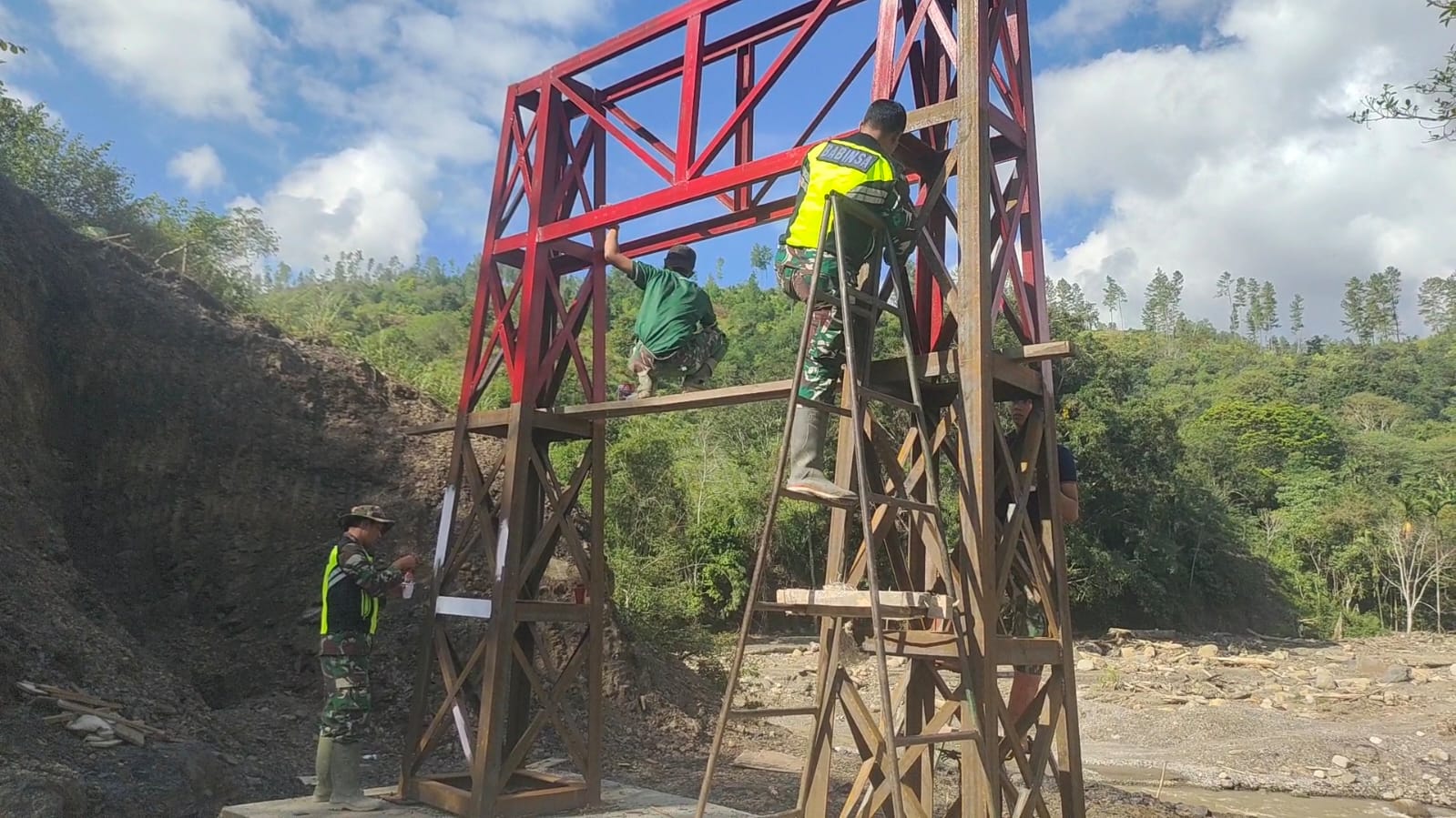Pembangunan Jembatan Gantung di Desa Burlah Aceh Tengah Capai 46,5 Persen