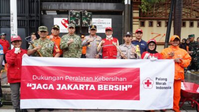 Hujan Tak Surutkan Semangat, Tiga Pilar Bersama Warga Jakarta Utara Gelar Karya Bhakti Bersih Lingkungan