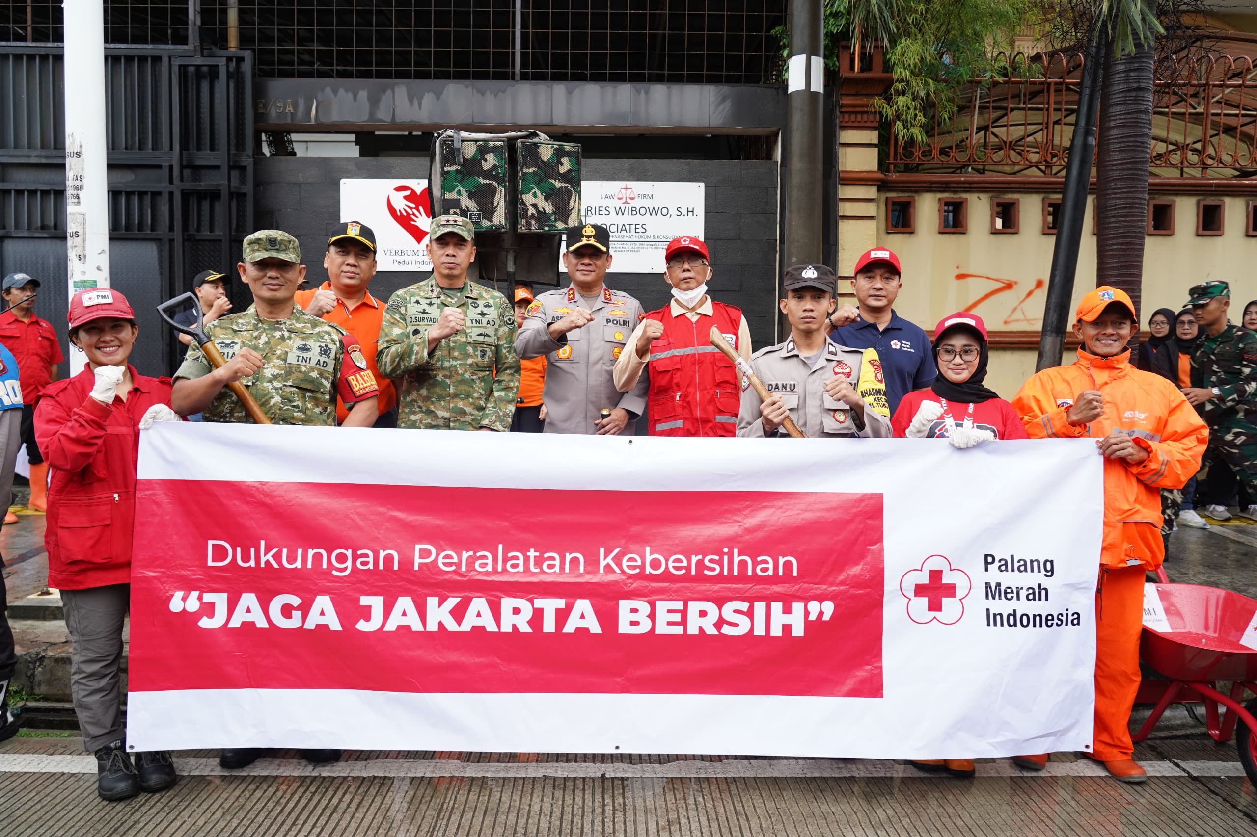 Hujan Tak Surutkan Semangat, Tiga Pilar Bersama Warga Jakarta Utara Gelar Karya Bhakti Bersih Lingkungan