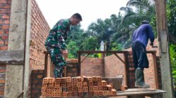 Ringankan Beban, Babinsa Bantu Warga Bangun Rumah di Desa Binaan.