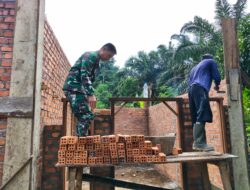 Ringankan Beban, Babinsa Bantu Warga Bangun Rumah di Desa Binaan.
