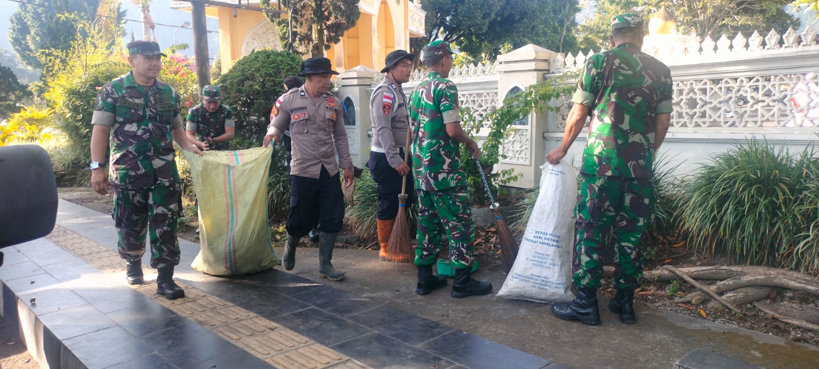Sinergitas TNI–Polri di Aceh Tengah Gotong Royong Bersama Bersihkan Fasilitas Umum dan Tempat Ibadah