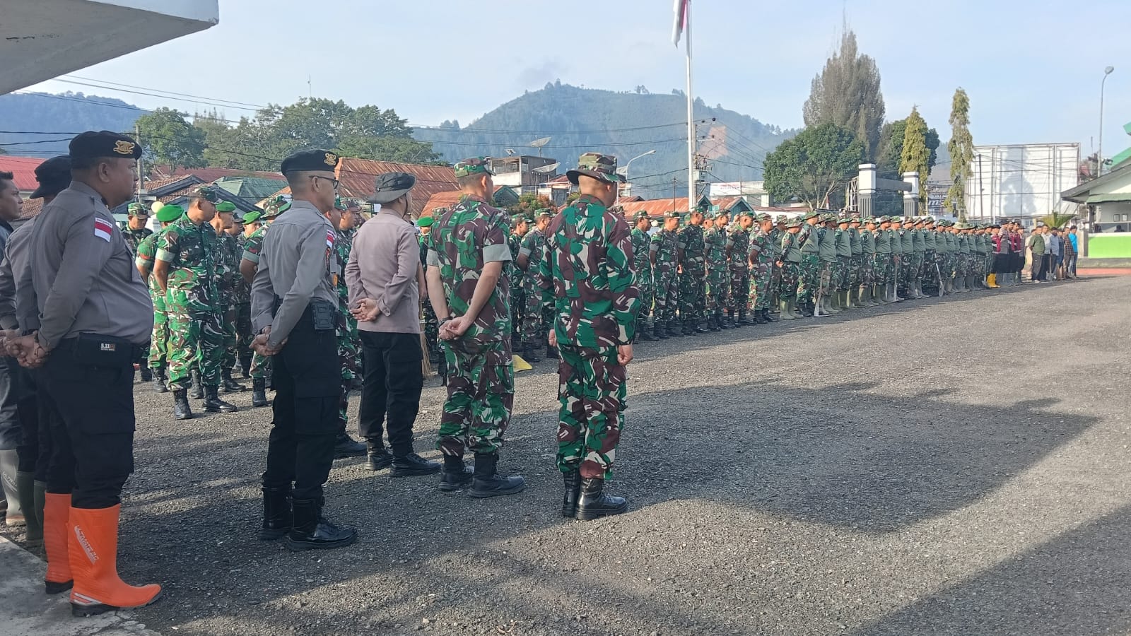 Pelestarian Lingkungan dan Pemulihan Pascabencana, TNI–Polri Bersama Masyarakat Gelar Apel Pembersihan Masjid Ruhamah Dan Lapangan Musara Alun