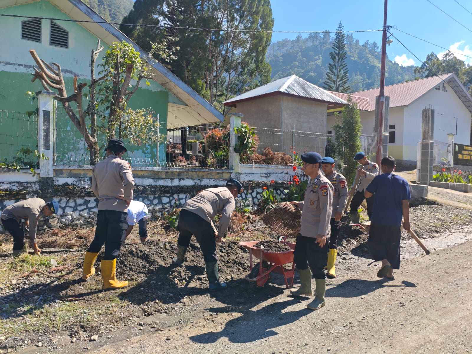 Polres Aceh Tengah dan Brimob Lanjutkan Gotong Royong Pemulihan Fasilitas Publik di Kecamatan Bintang dan Rusip Antara