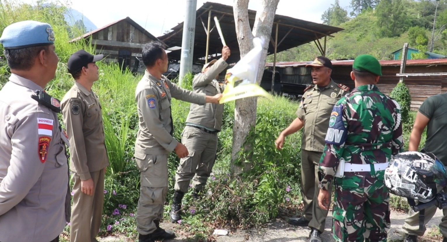 Kodim 0106/Aceh Tengah Bersama Polres Dampingi Satpol PP Tertibkan Baleho