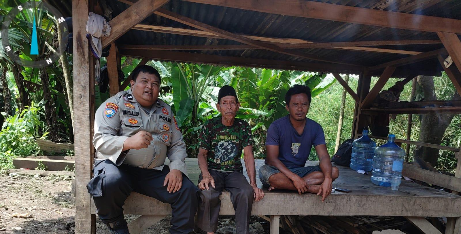 Bhabinkamtibmas Polsek Rangkasbitung Polres Lebak Giat Sambang Ke Warga Desa Binaan di Kampung Catihan