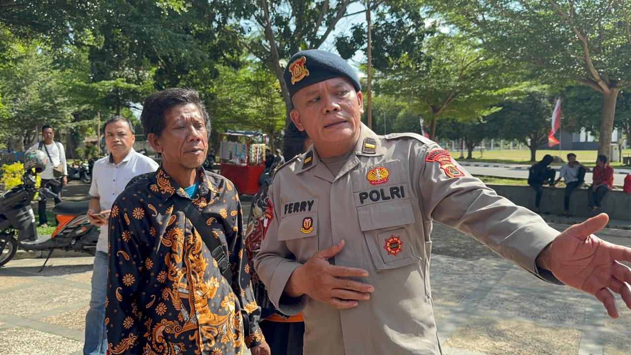 Humanis di Garis Depan, Brimob Jambi Bagikan Tali Asih kepada Massa Aksi Damai Masyarakat SAD