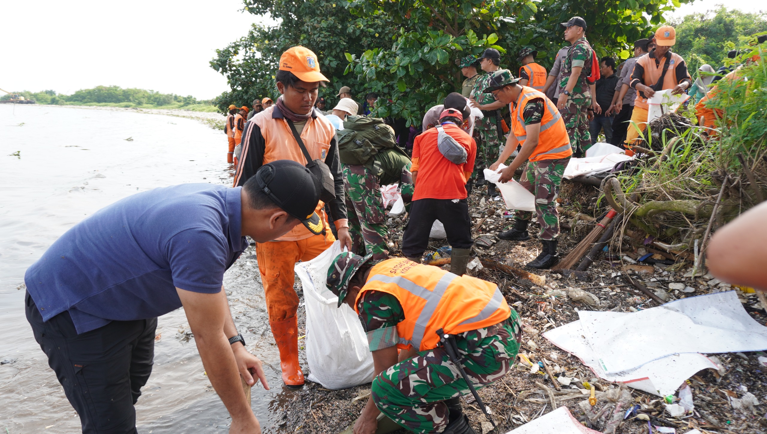 Kodim 0502/Jakarta Utara Bersama Forkopimko Gelar Korve Jaga Jakarta Bersih Di Pesisir Marunda