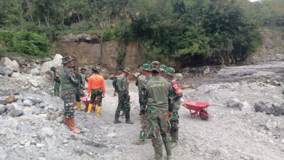 Wujud Kemanunggalan TNI Pascabencana, Satgas Kodim 0106/Aceh Tengah Perbaiki Jembatan Rusak