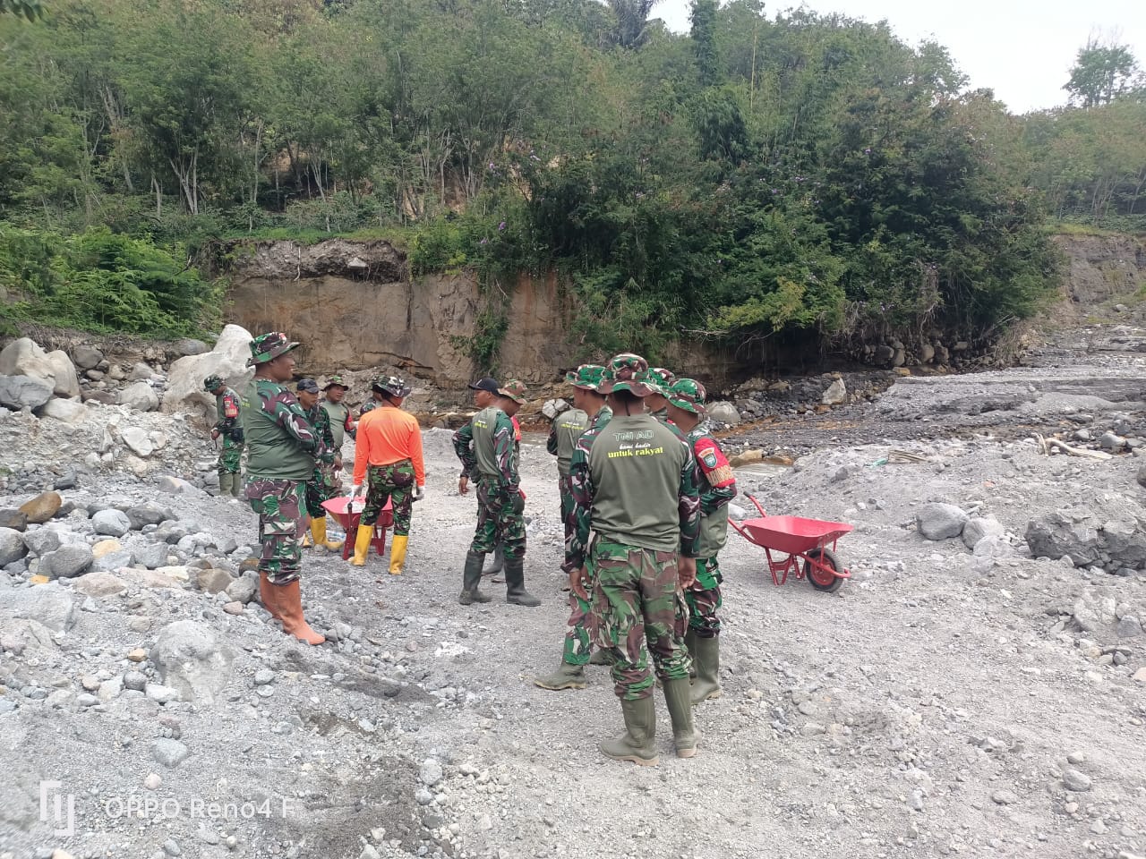 Wujud Kemanunggalan TNI Pascabencana, Satgas Kodim 0106/Aceh Tengah Perbaiki Jembatan Rusak