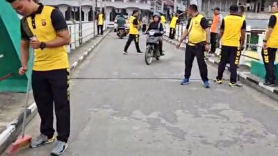 Polres Sarolangun Gelar Korve di Ancol Sarolangun, Dorong Budaya Disiplin Jaga Kebersihan.