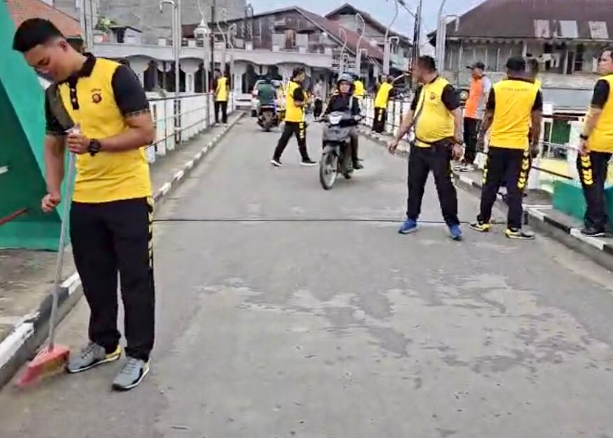 Polres Sarolangun Gelar Korve di Ancol Sarolangun, Dorong Budaya Disiplin Jaga Kebersihan.