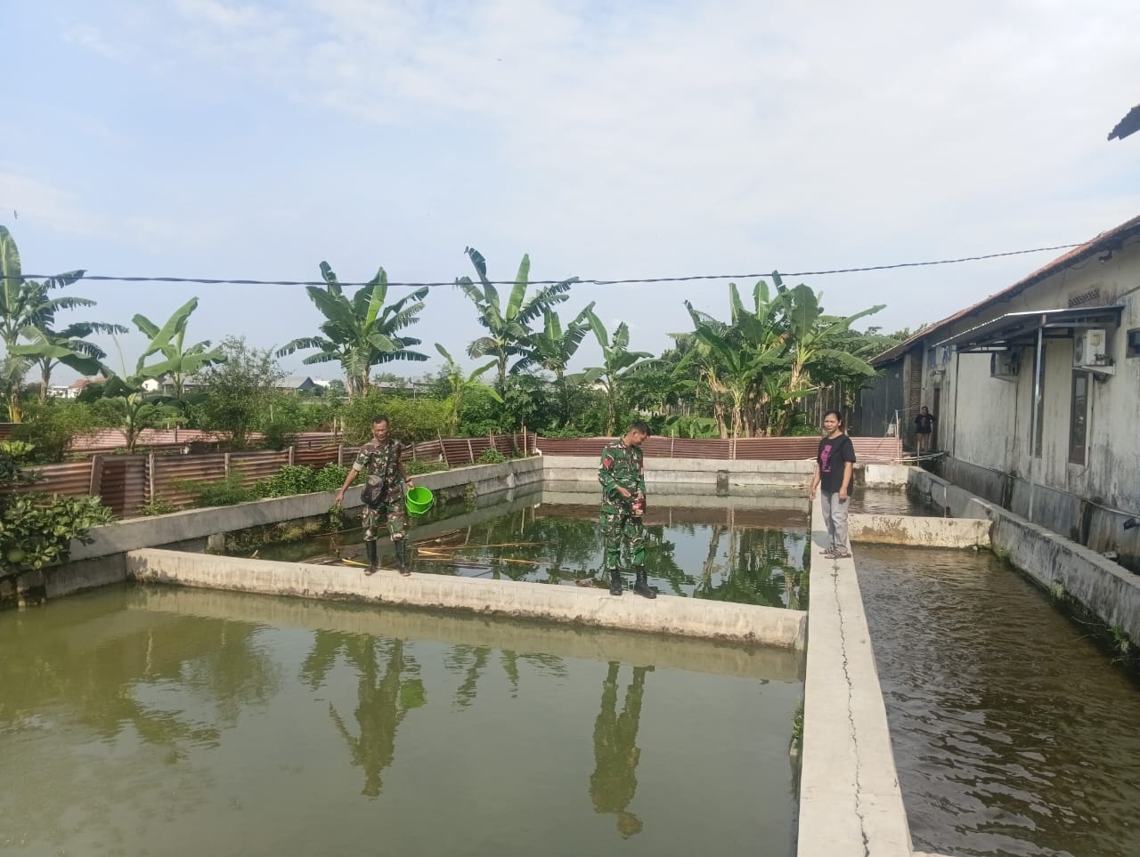 Babinsa Tinjau Usaha Perikanan Warga, Beri Dukungan Tingkatkan Produktivitas