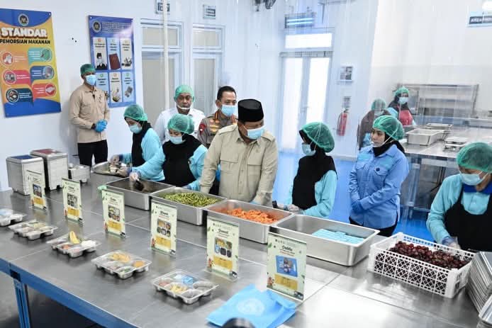 Perkuat Program MBG, Presiden Prabowo Resmikan 1.072 SPPG dan 18 Gudang Ketahanan Pangan serta Groundbreaking 107 SPPG Polri