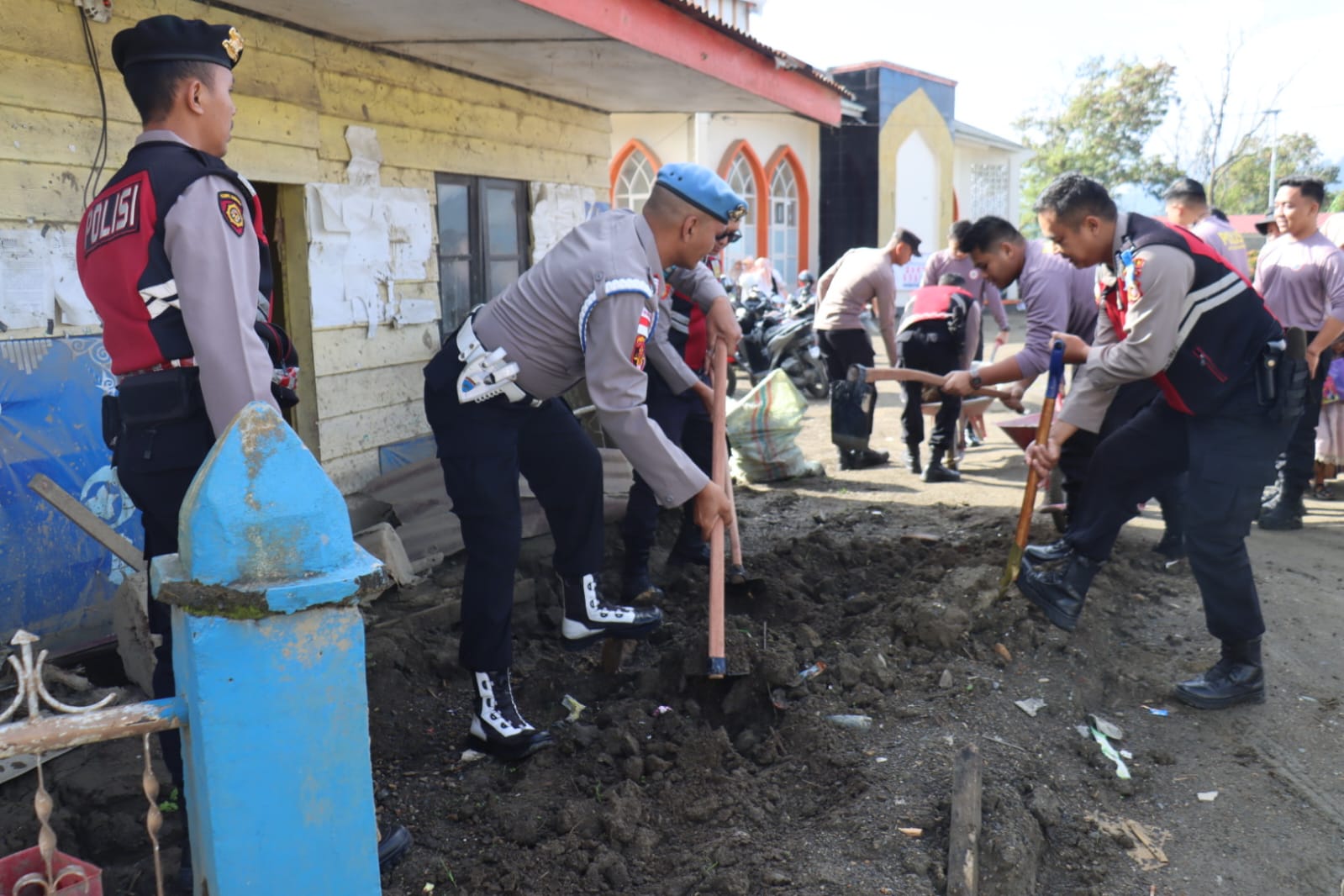 Polri di Aceh Tengah Gotong Royong di Tiga Titik, Percepat Pemulihan Fasilitas Umum Jelang Ramadhan