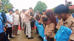 Salurkan Perlengkapan Sekolah Gratis di Pamenang, Bupati M. Syukur: Jangan Bawa Persoalan Pribadi ke Sekolah Salurkan Perlengkapan Sekolah Gratis di Pamenang, Bupati M. Syukur: Jangan Bawa Persoalan Pribadi ke Sekolah