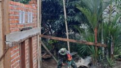 Ringankan Beban, Babinsa Bantu Warga Bangun Rumah di Desa Binaan