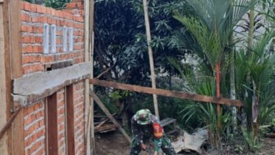 Ringankan Beban, Babinsa Bantu Warga Bangun Rumah di Desa Binaan