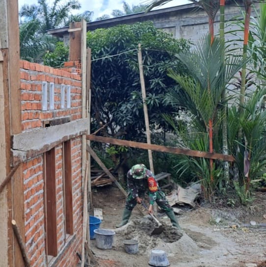 Ringankan Beban, Babinsa Bantu Warga Bangun Rumah di Desa Binaan