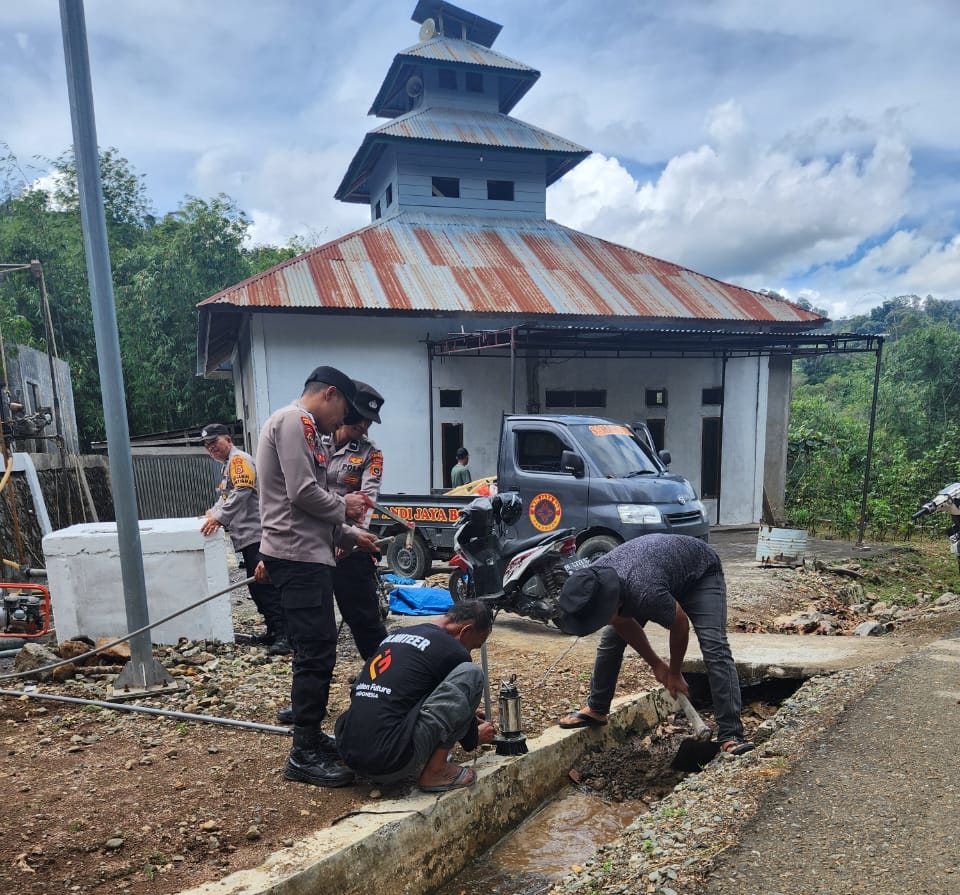 Polsek Celala Gotong Royong Meunasah dan Pembuatan Sumur Bor Bantuan Kapolres Aceh Tengah di Kuyun Uken