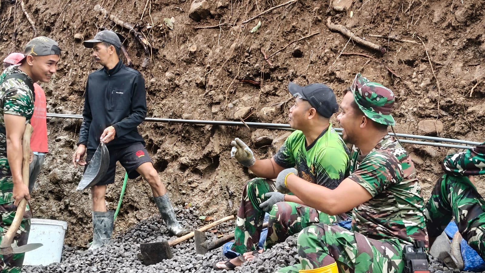 Di Balik Kucuran Keringat, Ada Senyum Yang Terpancar Di Lokasi TMMD 127 Kodim Wonogiri