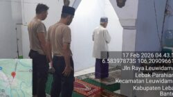 Makmurkan Masjid Anggota Polsek Leuwidamar Polres Lebak Melaksanakan Kegiatan Shalat Subuh Keliling