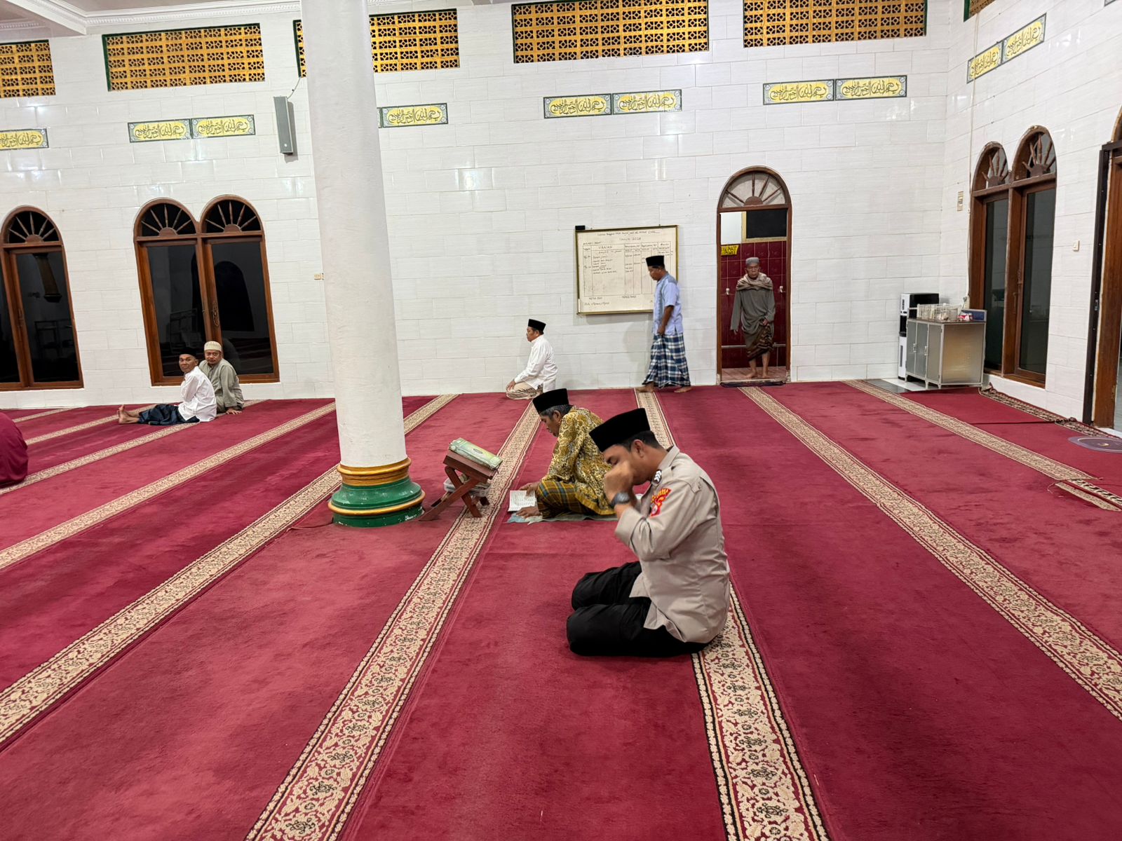 Personil Polsek Panggarangan Polres Lebak, Giat Subuh Keliling Di Mesjid AL-ITIHAD.