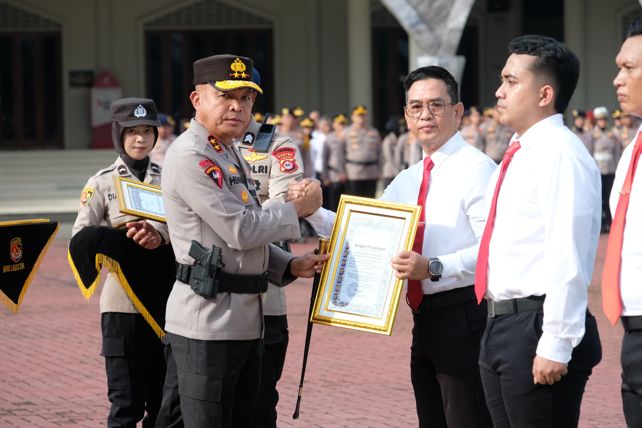 Upacara Hari Kesadaran Nasional, Kapolda Banten Berikan Penghargaan kepada 6 Personel