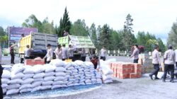 Mahasiswa STIK-PTIK Angkatan 83 Bagikan Daging Meugang dan Bansos Kapolri di Pengungsian Jamur Ujung