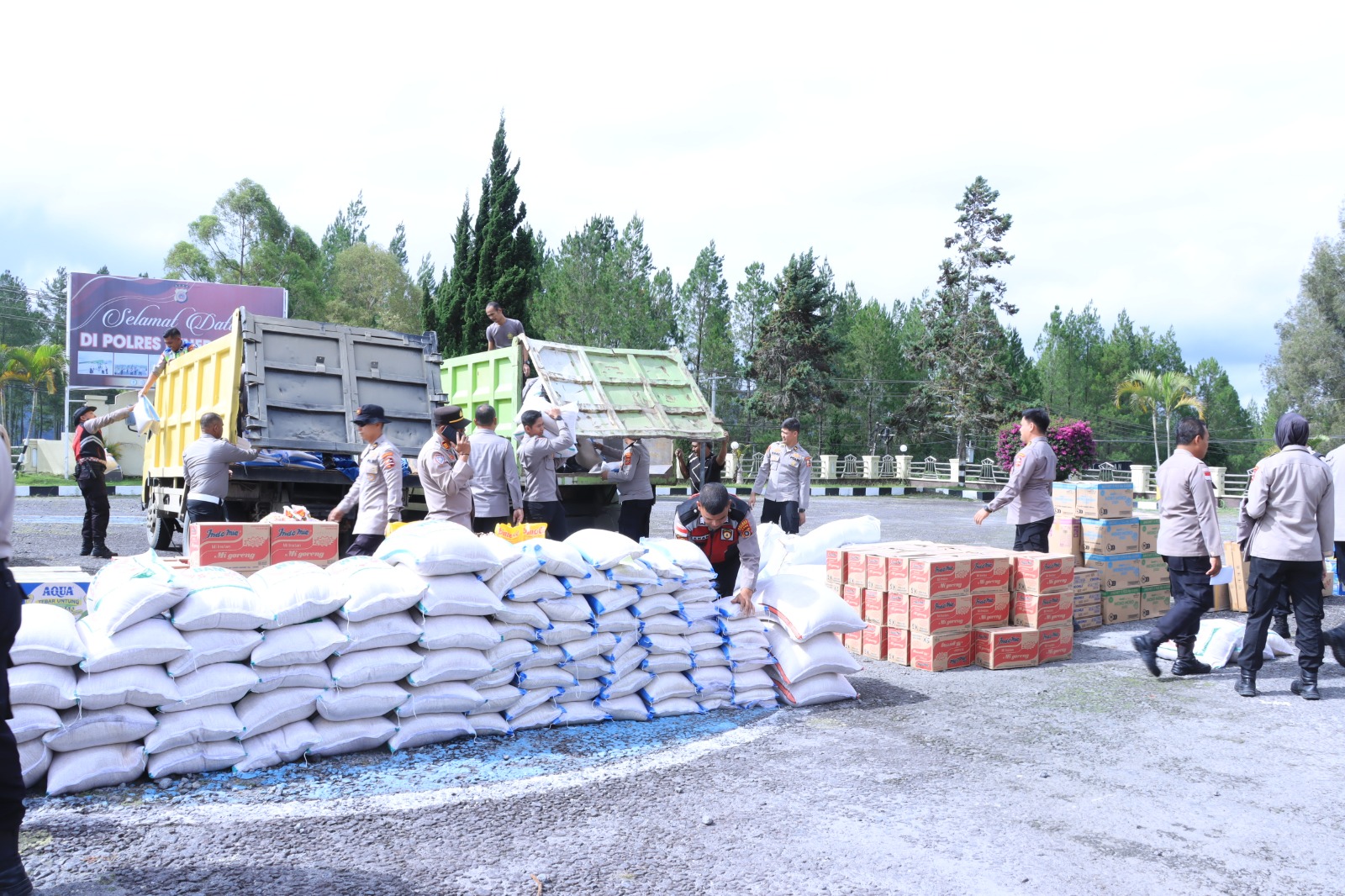 Mahasiswa STIK-PTIK Angkatan 83 Bagikan Daging Meugang dan Bansos Kapolri di Pengungsian Jamur Ujung